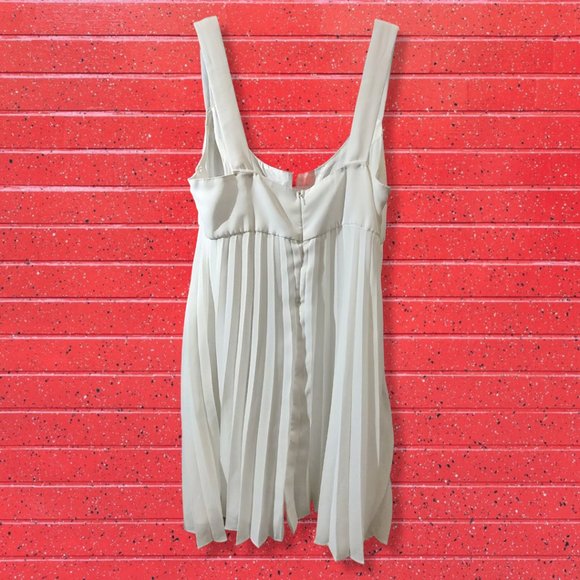 Carabella white pleated babydoll dress, sz Lg, MADE IN USA 100% polyester EUC - Picture 2 of 5